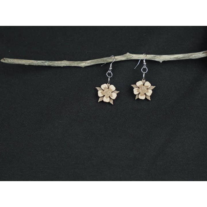 Små dinglande örhängen med akleja i trä för wholesale av Ash & Cedar Woodworking