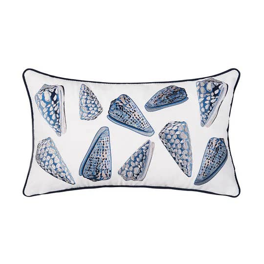 Coussin d'intérieur/extérieur à motif de coquillages en cône pour la vente par Rightside Design
