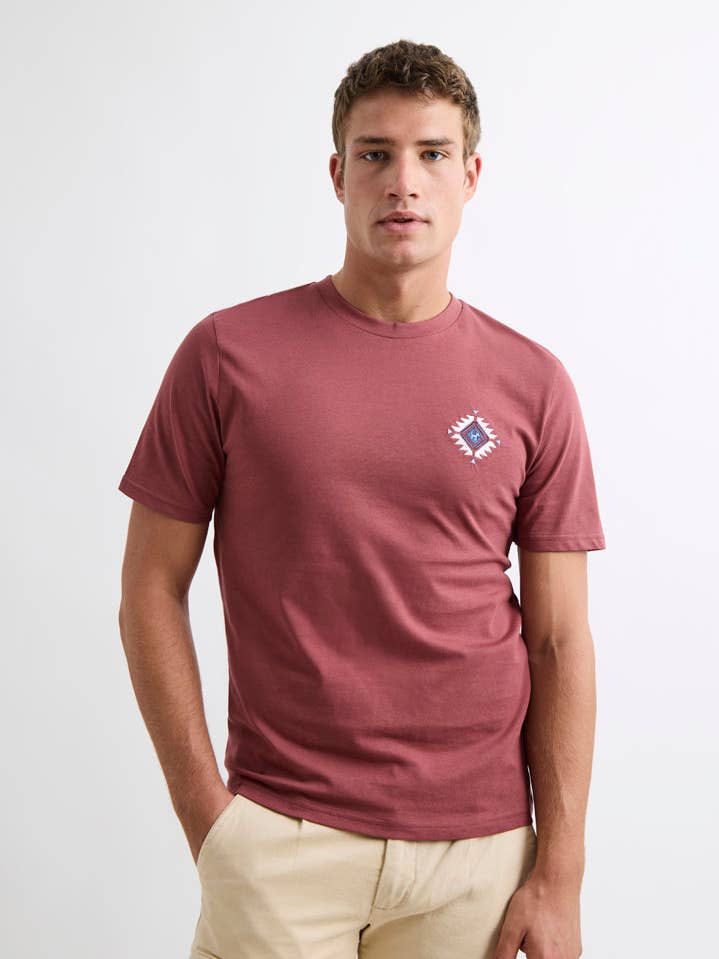 T-shirt ethnique pour la vente par williot