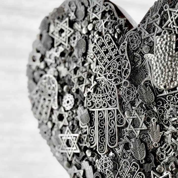 JEWISHJOY.co - Wholesale Decorative Tabletop Object - Heart on Stand - 2025.021