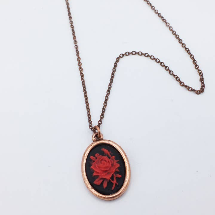 Petit collier caméo en forme de bouquet de roses rouges pour la vente par Fizz