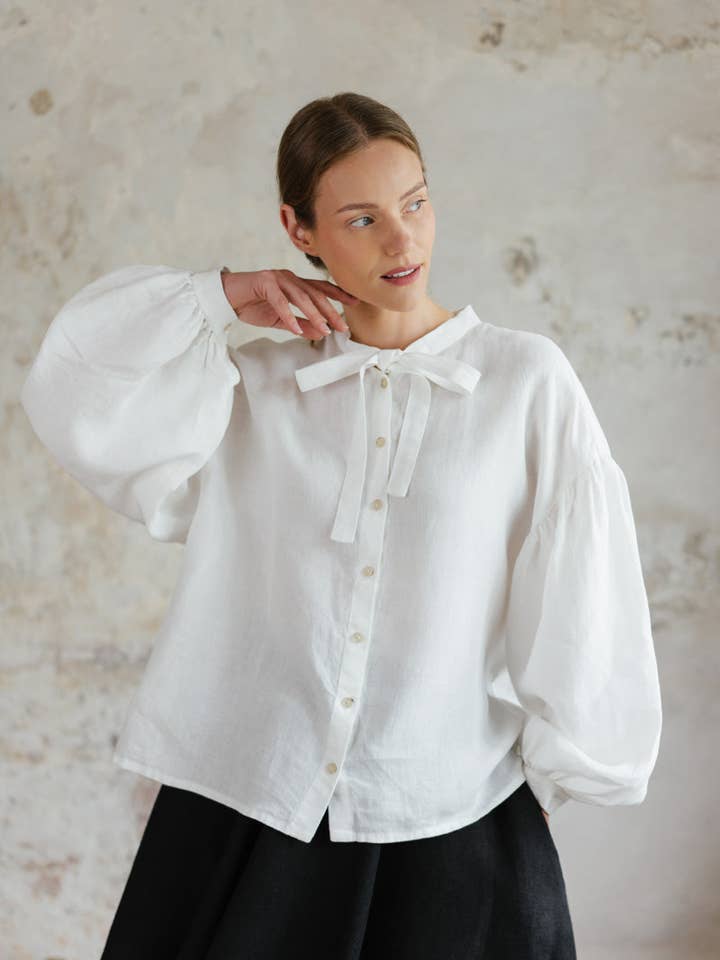 Clementine – Chemise en lin avec col nœud papillon pour la vente par Son de Flor