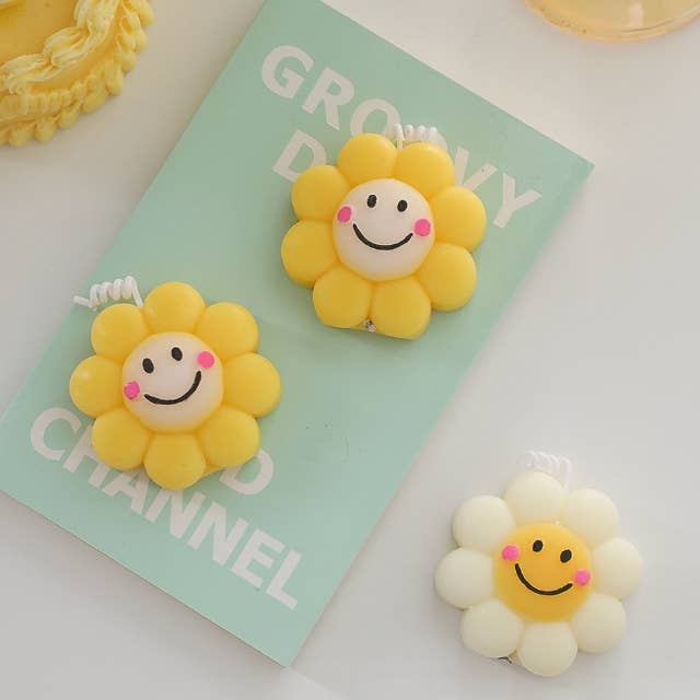 The Diabolical Gift People - Novelty Gifts, Mother's Day - Wholesale Novelty Candle - Smiley Sunflower Candle - Novelty Gifts, Valentine's Day