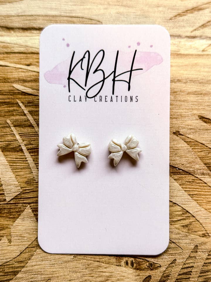 Parelwitte Strik Studs Handgemaakte Kleien Oorbellen voor wholesale door KBH CREATIONS