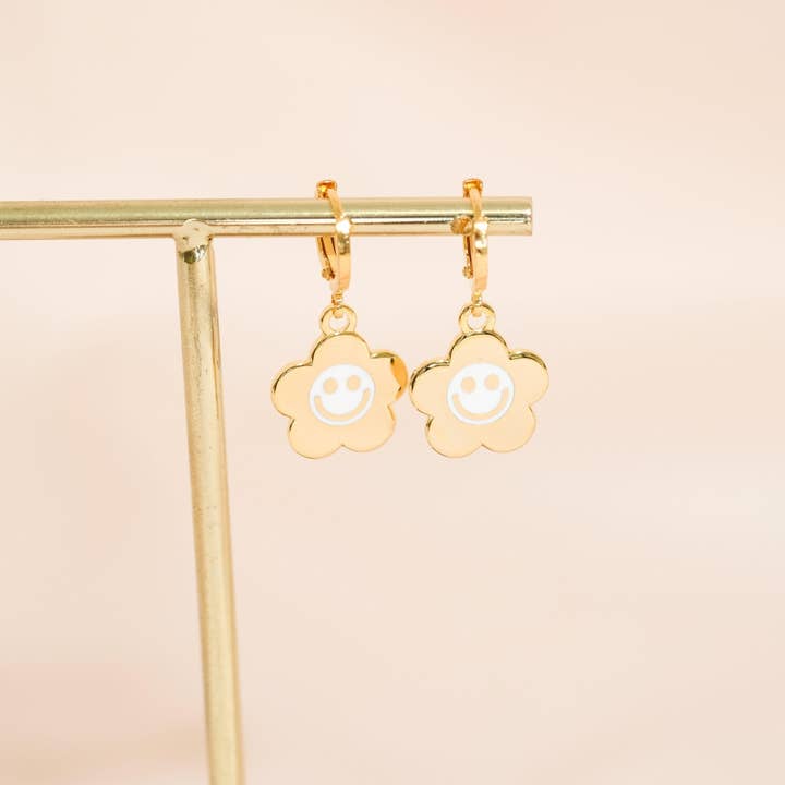 Sleepy Mountain – brincos huggies por atacado – Brincos de Argola Daisy Huggie Smiley4