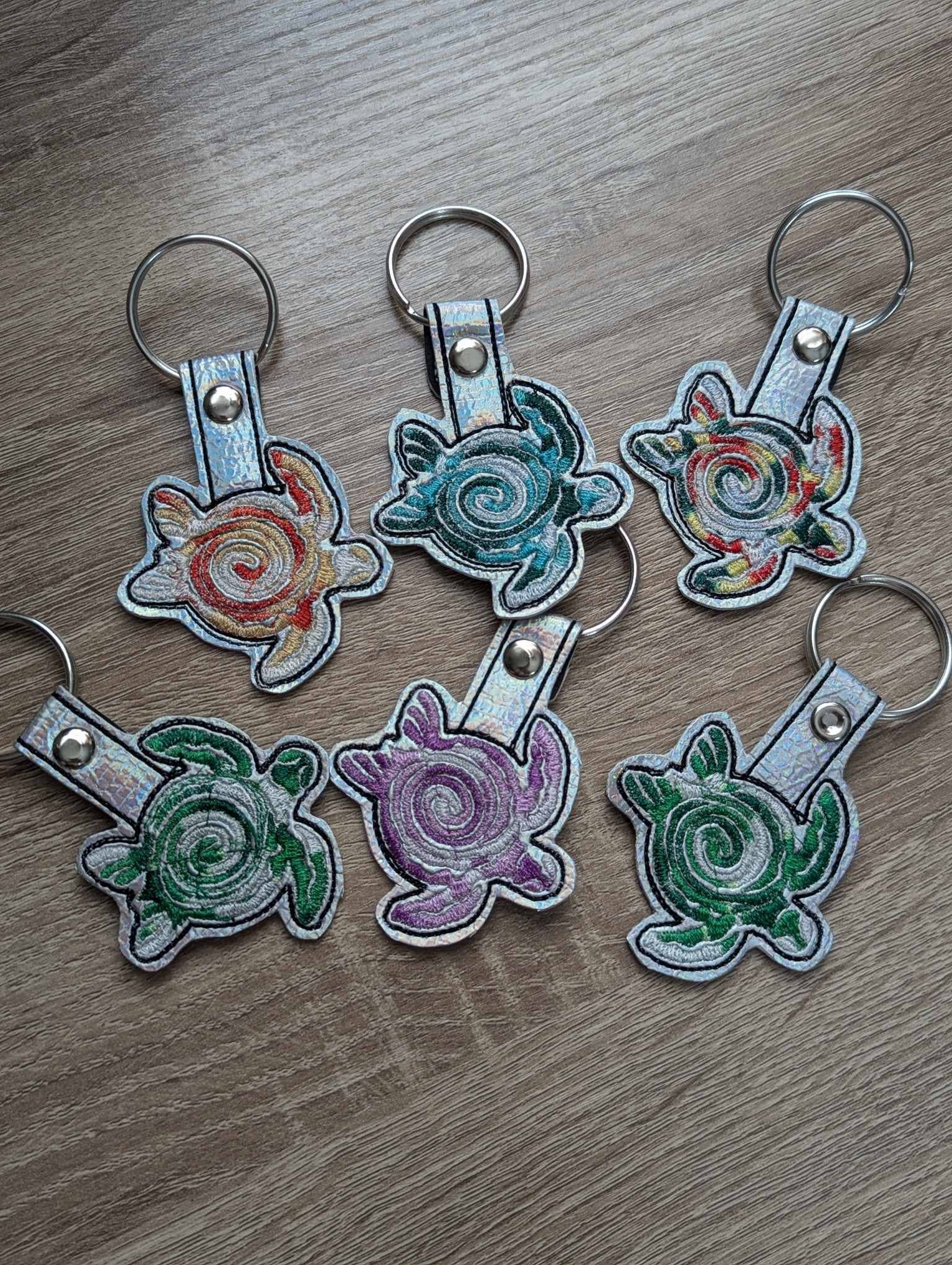 525 Fiber and Designs – Porta-chaves - Mulher por atacado – Porta-chaves, Pingente, Amuleto de Tartaruga Marinha Multicolorida Bordada1