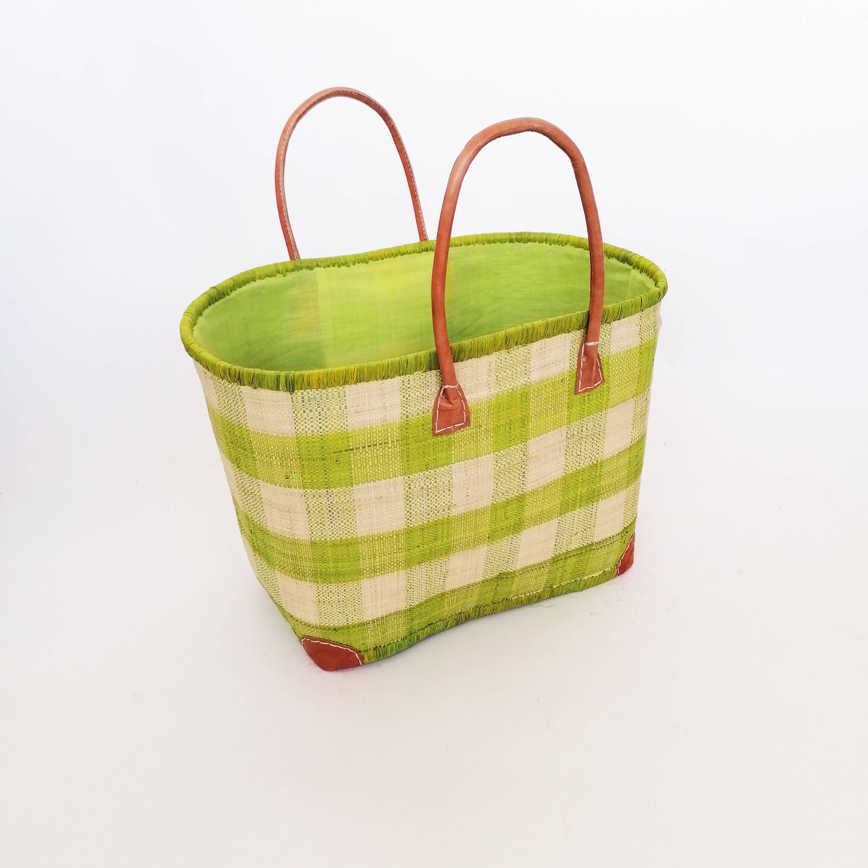 Le comptoir de la plage – wholesale Strandväska – Handgjord Rabane ”Beloha” rutigt mönsterkorg med påse4