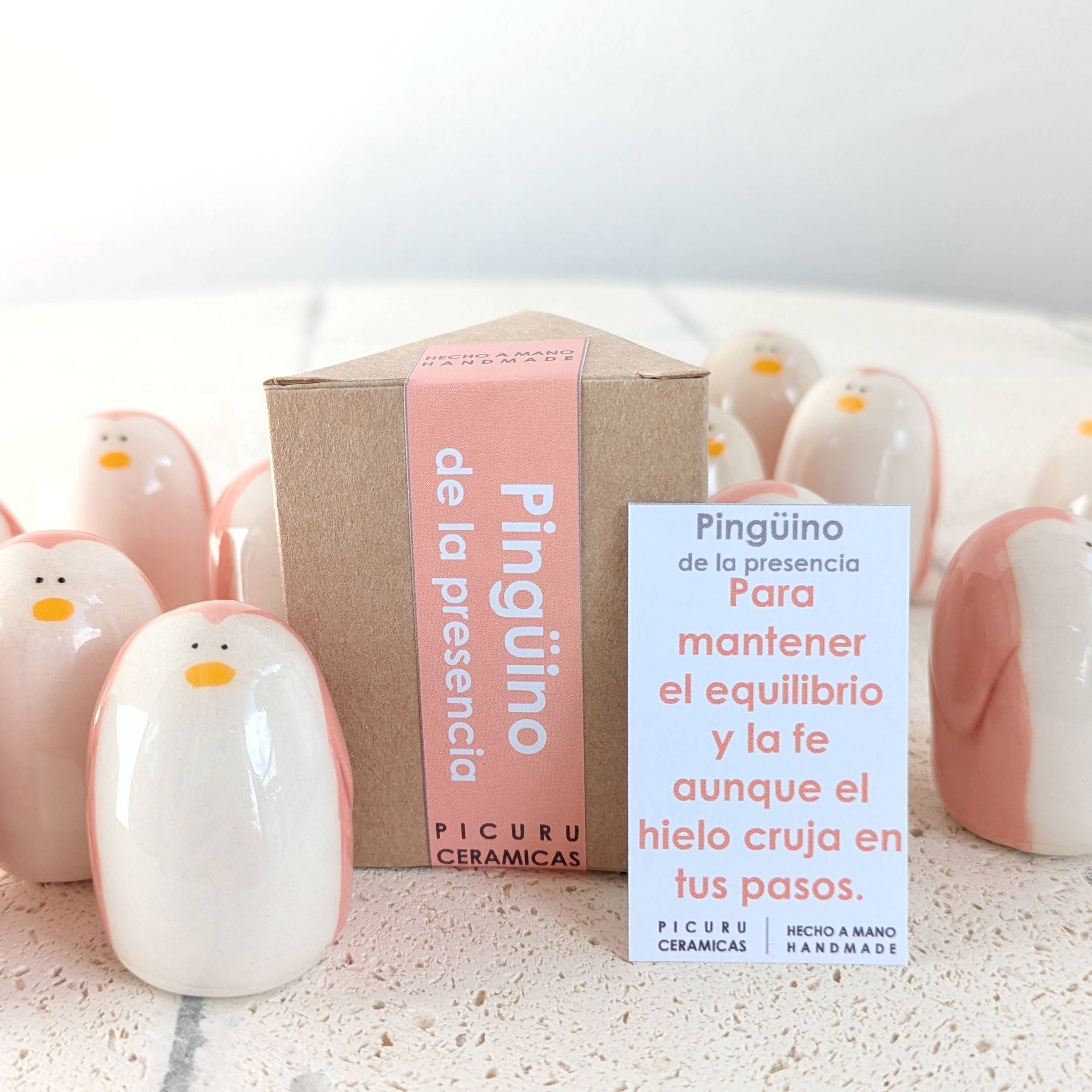 Picuru ceramicas - Vente Figurine décorative - Amulette Pingouin de la Présence (5 langues)1