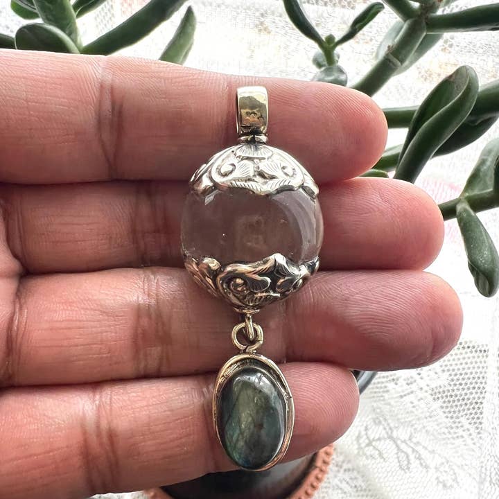 Kristallkvartsbollhänge med labradorit för wholesale av GTG Gems Corp