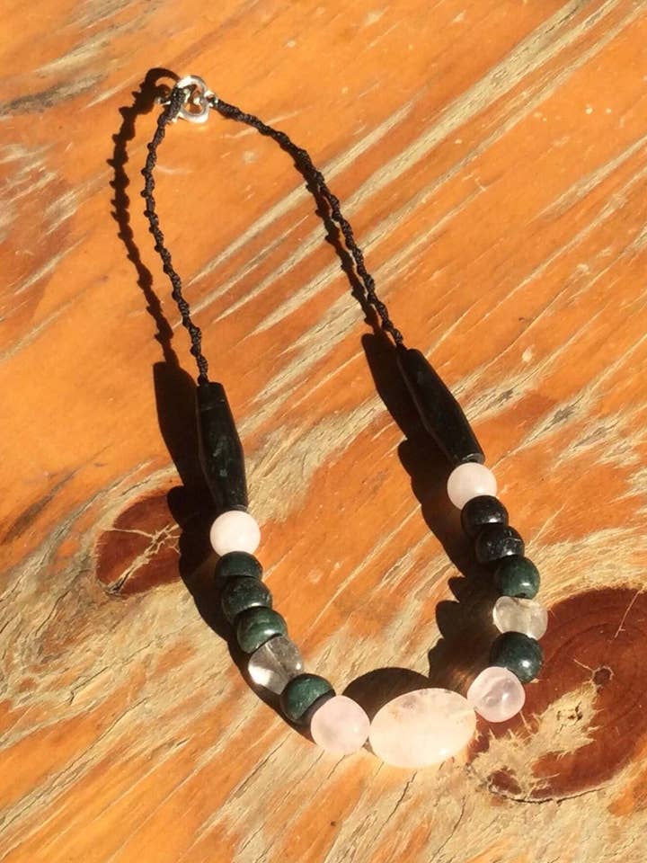 Colar Estilo Jade Guatemalteco para Mulheres Joias - Colar de Serpentina Verde Escuro e Quartzo Rosa - Presente para ela por atacado de OllinMexica