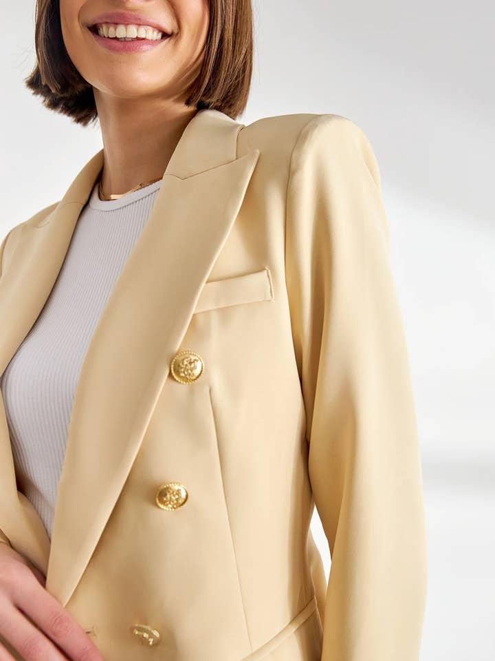 Attentif Paris – Großhandel Blazer – Damen – Attentif Paris zeitloser taillierter Blazer mit doppelreihigem Goldknopfmuster11