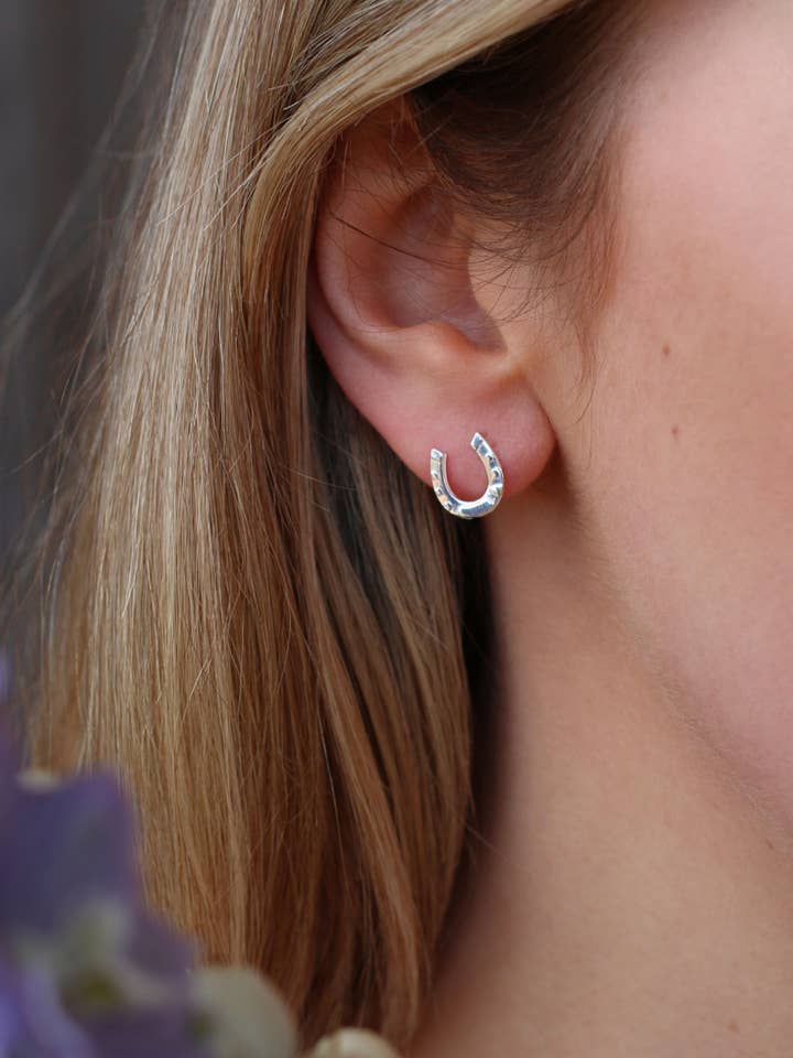 Clous dâoreilles fer Ă cheval en argent sterling pour la vente par Bumble & Bee