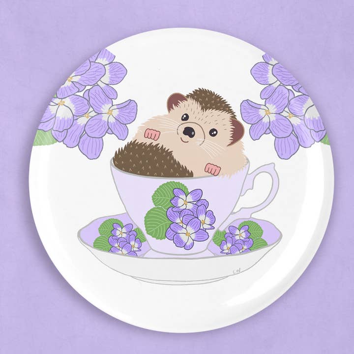 Aimant hérisson dans une tasse à thé (2,25 pouces de diamètre) pour la vente par Caroline W Illustration