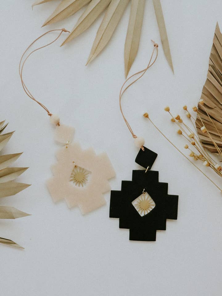 Diffuseur de voiture aux huiles essentielles Aztec Sun pour la vente par DayCrafter