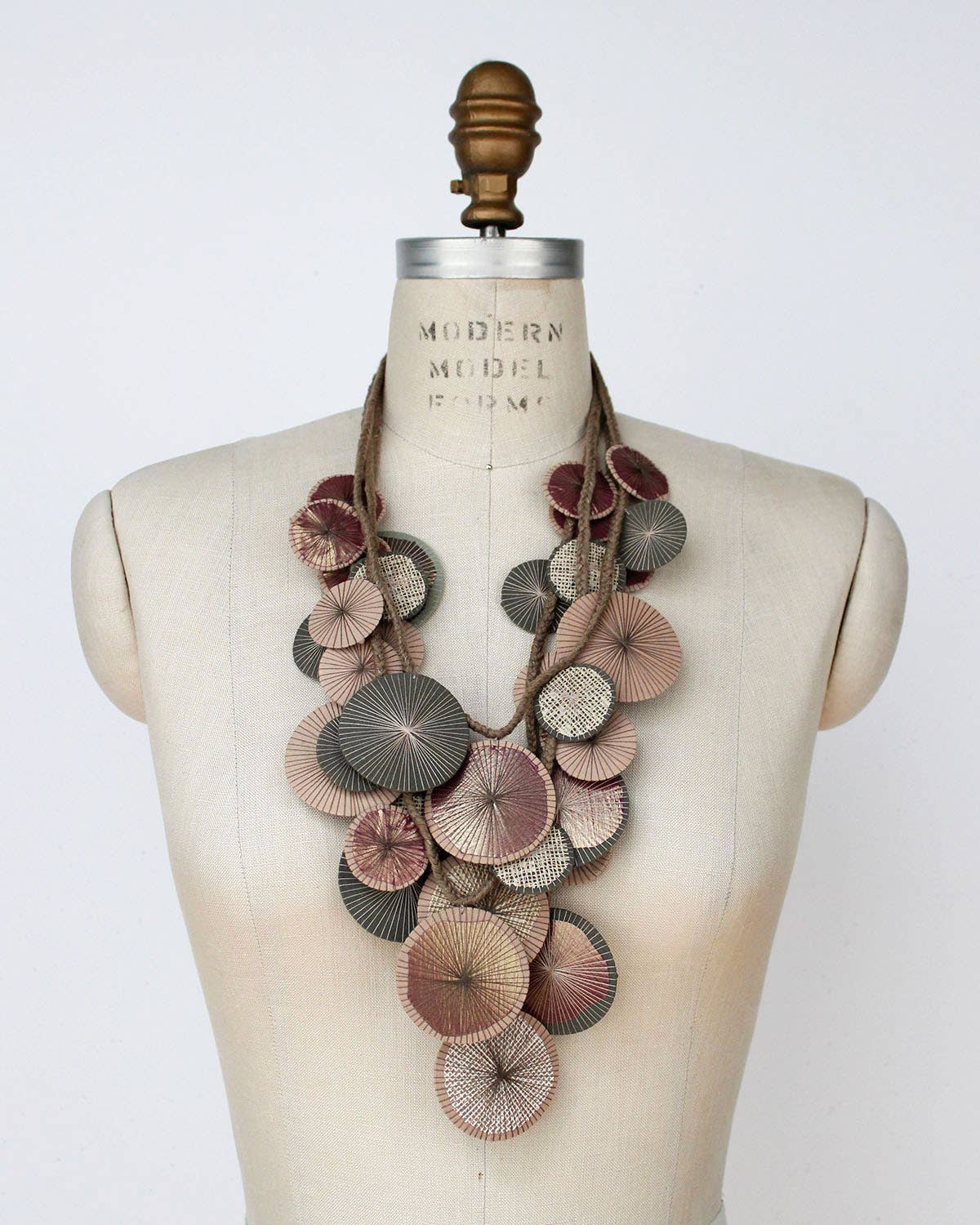 Beyond Threads - Vente Colliers plastrons - Collier artisanal Platillos en textile recyclé1