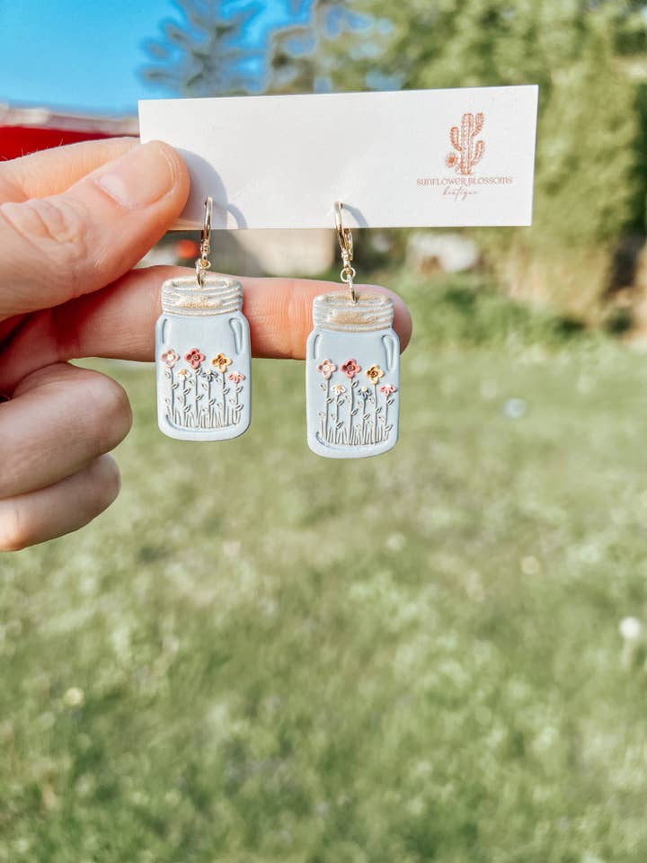 Flores Silvestres en un Tarro de Cristal Huggies para venta al por mayor de Sunflower Blossoms Boutique