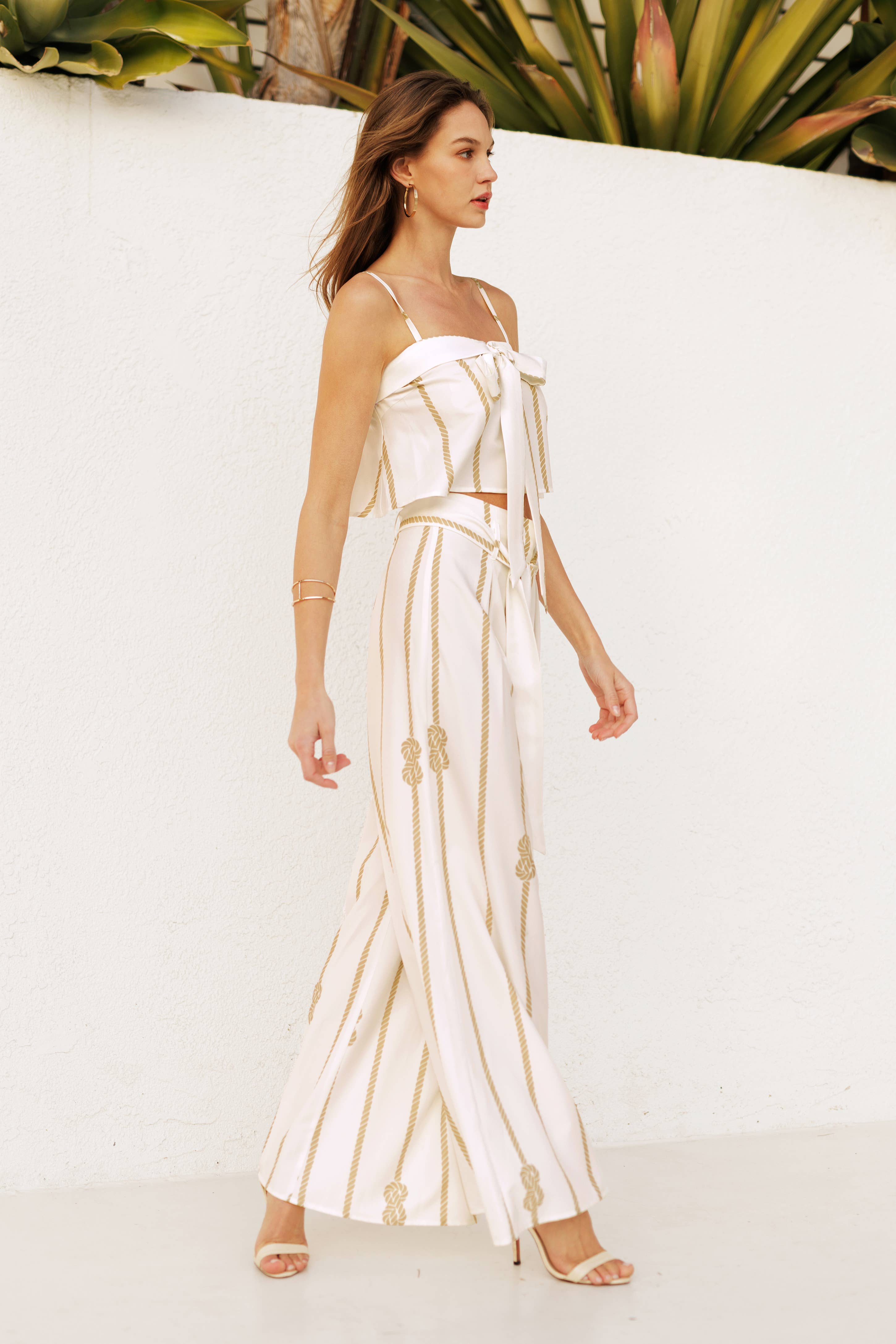 Preto Top Fluido com Detalhe de Laço em Corda Dourada para venda a revendedores na Faire7