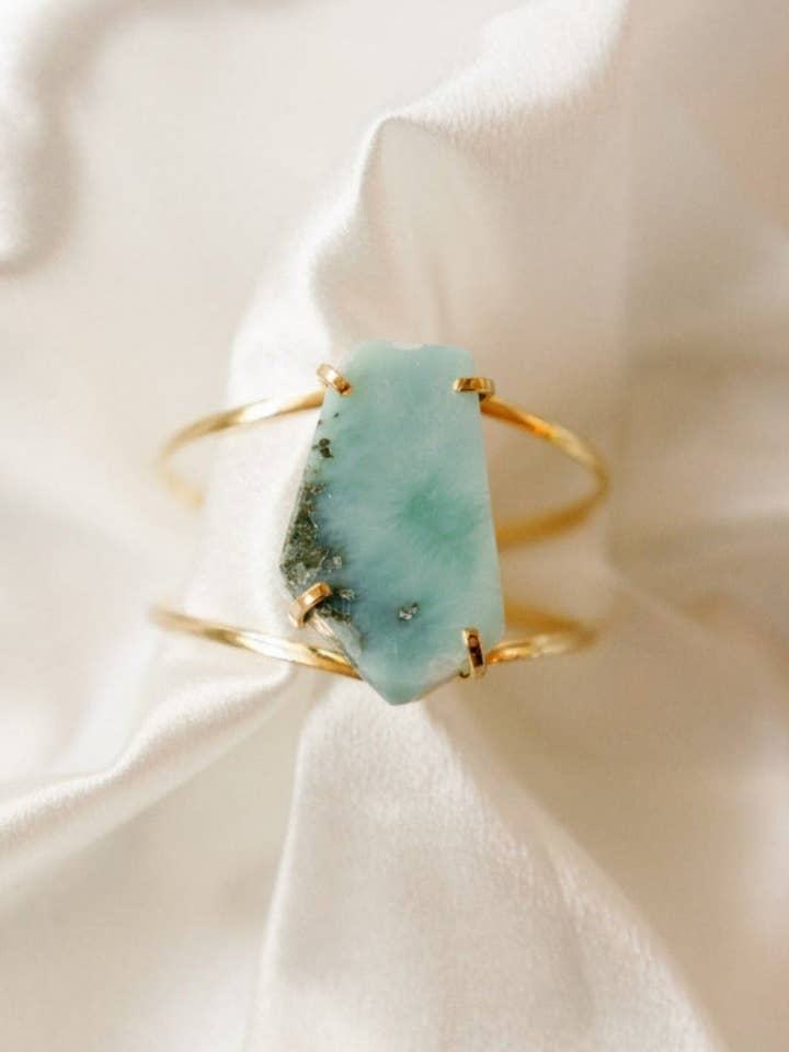 Bracelet Manchette en Larimar — Pierre Précieuse des Caraïbes, Plaqué Or 18K, Bijou Ajustable et Imposant pour la vente par Aqua Brasil LLC