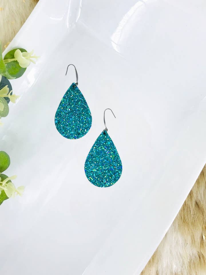 Boucles d'oreilles pendantes en cuir à grosses paillettes turquoises pour la vente par Magnolia & Peach Jewelry Boutique, LLC