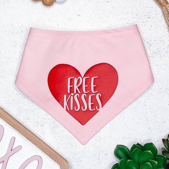 Bandana pour chien Free Kisses (Vday, Saint-Valentin) pour la vente par BibbyBubby