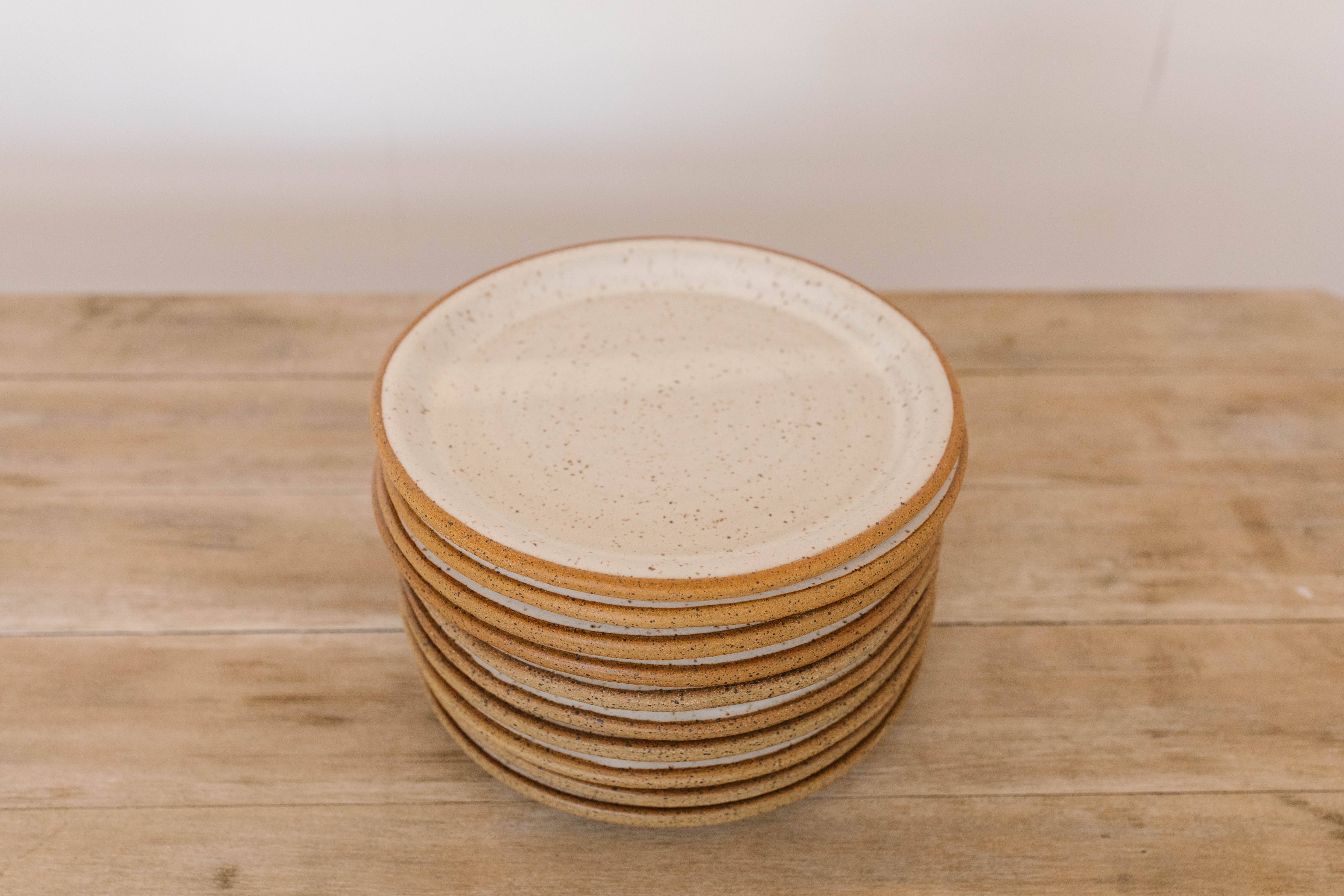 KJ Pottery - Wholesale Borden - Handgemaakte dinerborden van ijzerrood steengoedklei20