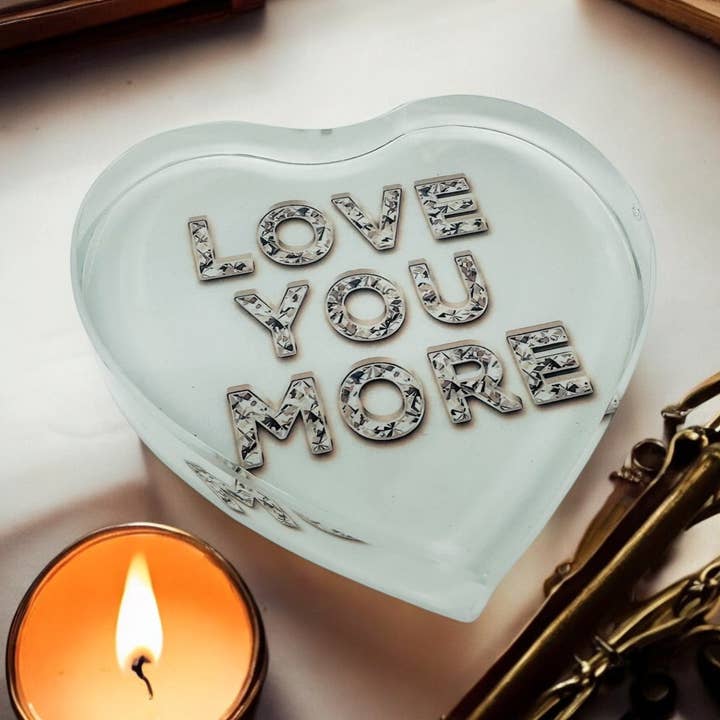 Adorno de cristal en forma de corazón "Te quiero más" para venta al por mayor de Resinate By KS / by KRISTIN SMITH