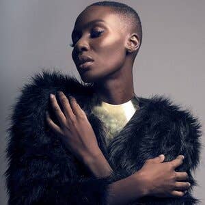 Bisjoux - Vente Collier ras-de-cou - Collier plastron moderne triangulaire en laiton3