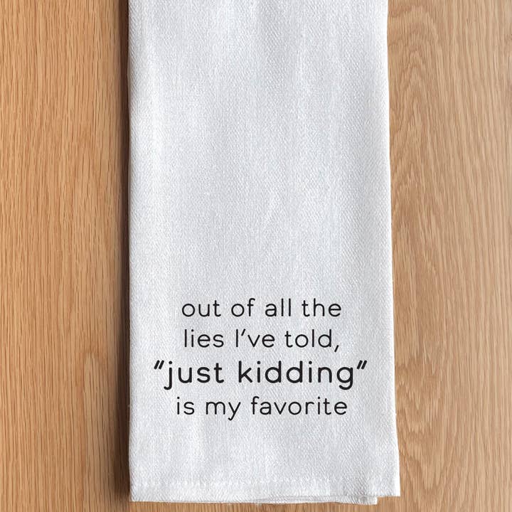 Parmi tous les mensonges que j'ai racontés, "je plaisante" ... Serviette pour la vente par Second Nature by Hand