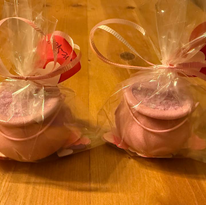 Wicked Bubbles LLC - Wholesale Bath Bomb/Fizz - Red agate heart inside Bath bomb-4.7 oz-LOVE SPELL cauldron 0