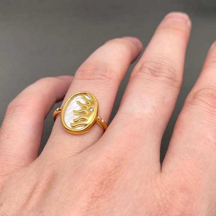 Mio Queena - Wholesale Cocktail/Statement Ring - Inlaid Shell 18K Gold Plated Stainless Steel Sun Ring-FGS/MS1