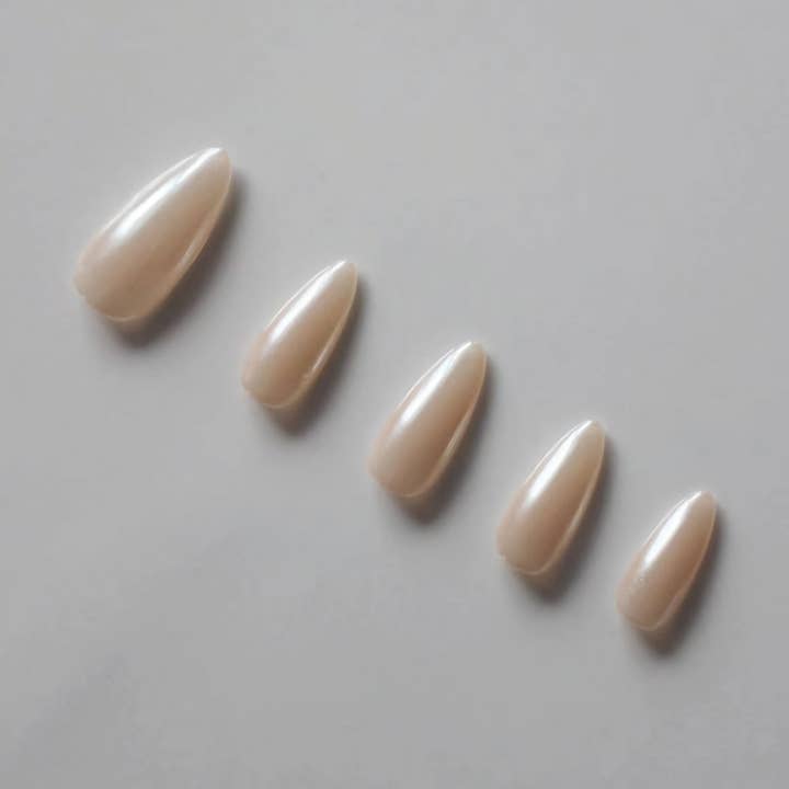 Håndlavet gelpresse på negle Medium mandel Serena Gomez Nude Nails for engroshandel hos vibeficant