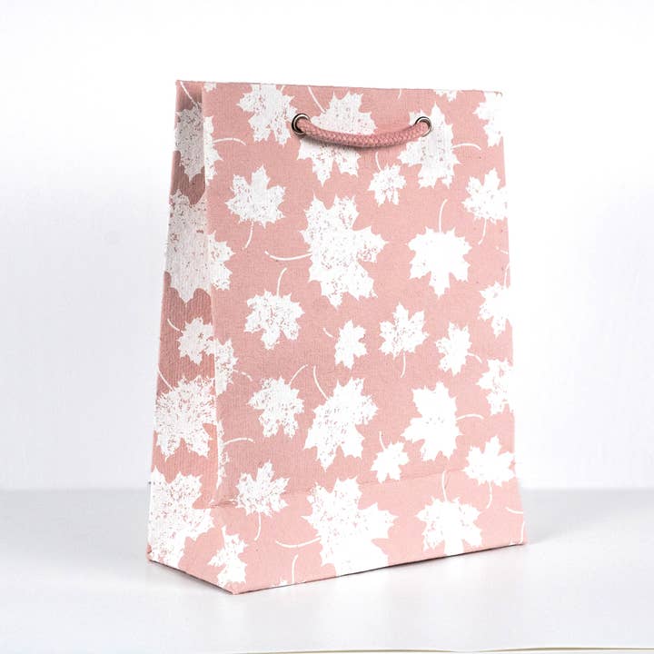 Diseño de Hoja de Arce Rosa | Bolsa de Regalo de Papel de Algodón Hecho a Mano para venta al por mayor de PaperSpree