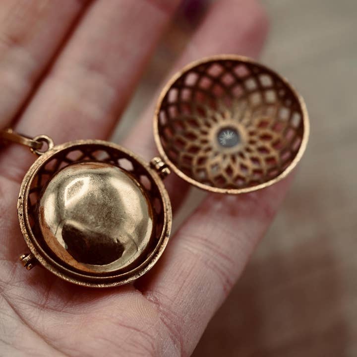 Kaali Boutique - Wholesale Pendant/Charm Necklace - Labradorite Bola Necklace for Pregnant Woman, Baby Shower Gift4