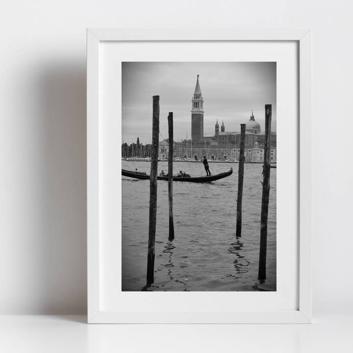 Venedig Italien Fine Art Schwarz-Weiß-Fotografie Druck: Venezianische Lagune Gondel für den Großhandel von Mo & Paul Photography