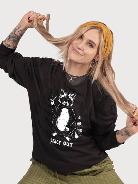NOUVEAU ! T-shirt à manches longues Peace Out Raccoon en noir pour la vente par Soul Flower