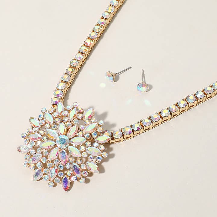 Collar de cadena gruesa con colgante de racimo de flores adornado con piedra redonda marquesa con brillo. para venta al por mayor de Sensibling Corp.