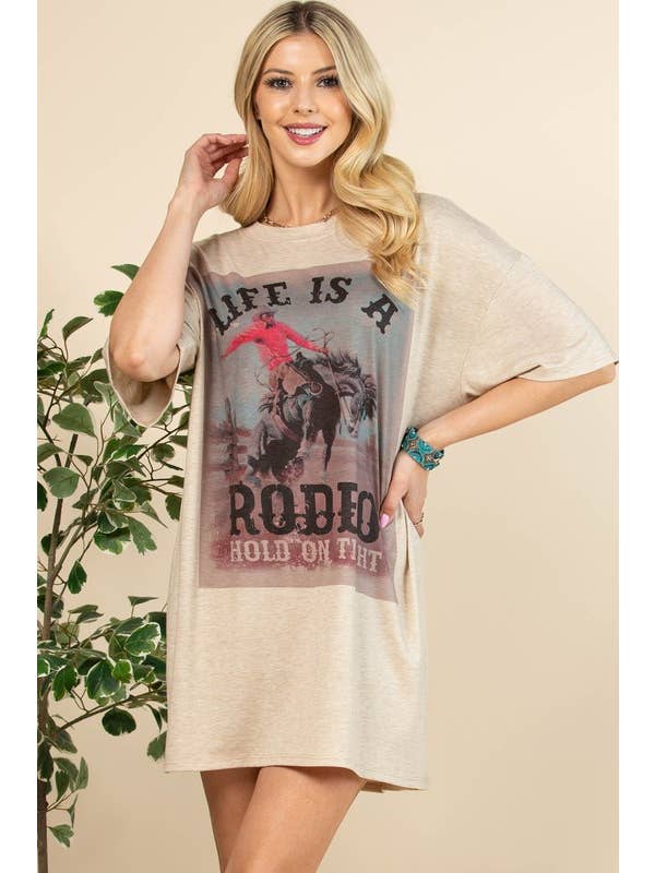 Kamel AV1202-TIANA LIFE IST EIN T-SHIRT-KLEID MIT RODEO-GRAFIK für den Großhandel auf Faire5