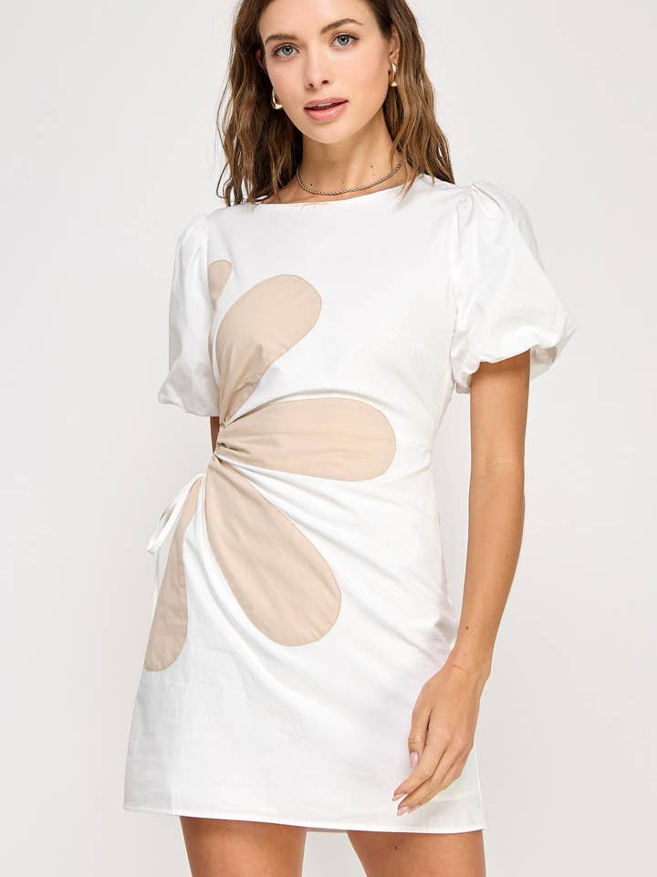 Miniklänning med sidoutskärning och blomdetalj för wholesale av Strut & Bolt