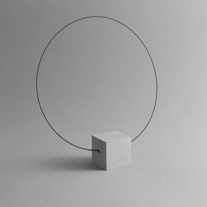 Collier CUBE - fait main en jesmonite grise pour la vente par URBAN OLIVE DESIGN