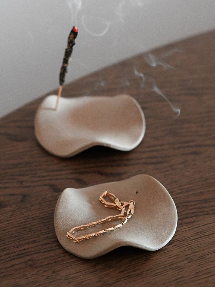 Porta incenso in ceramica dalla forma organica ed elegante per la vendita all'ingrosso da parte di Studio ÜM