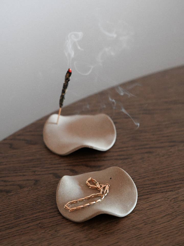 Keramiskt hållare för rökelse med organisk form och jordnära toner för wholesale av Studio ÜM