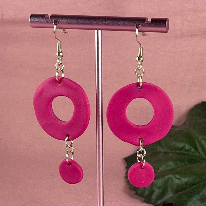 Boucles d'oreilles rose fuchsia pour la vente par Baked Cupcake