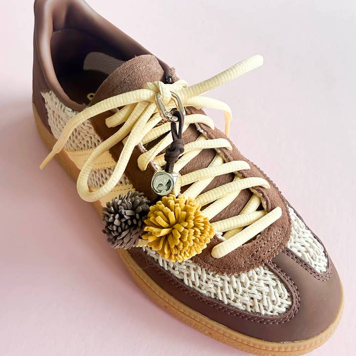 Set di ciondoli per scarpe con nappine e fiori per la vendita all'ingrosso da parte di Leo & Lee Studio