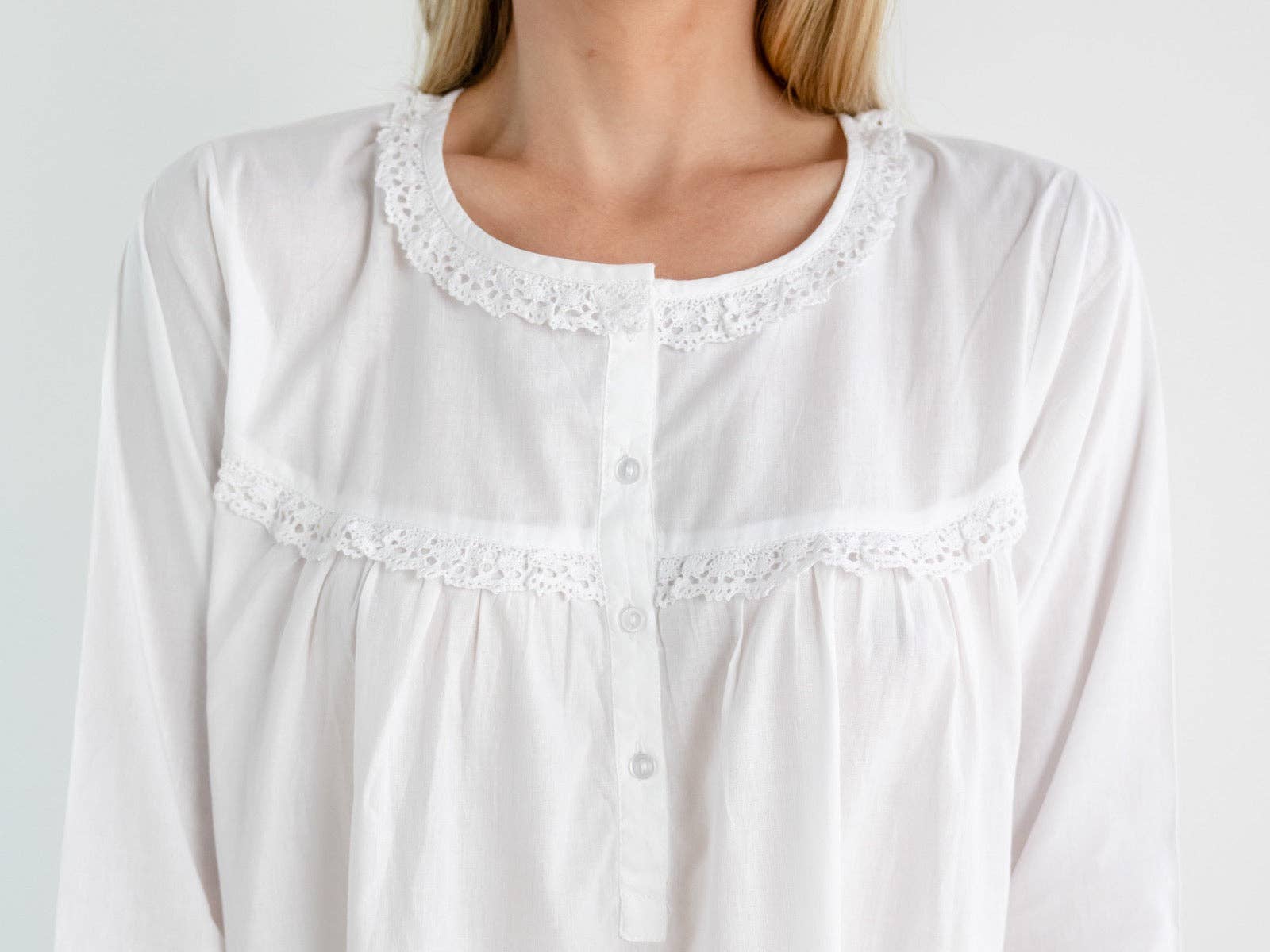 Jacaranda Living – wholesale Nattlinne - Dam – Catherine vit bomulls-nattklänning2