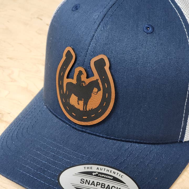 Marineblaues Snapback-Cap mit Pferde- und Hufeisen-Logo für den Großhandel von Knot Creatives