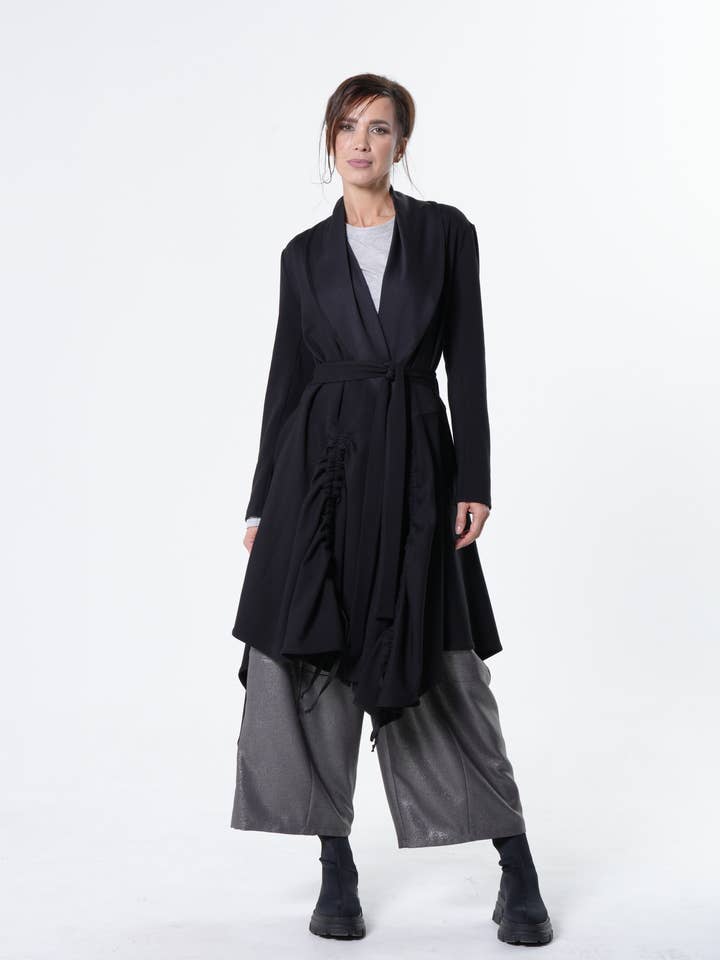 Long cardigan ceinturé en noir pour la vente par Metamorphoza