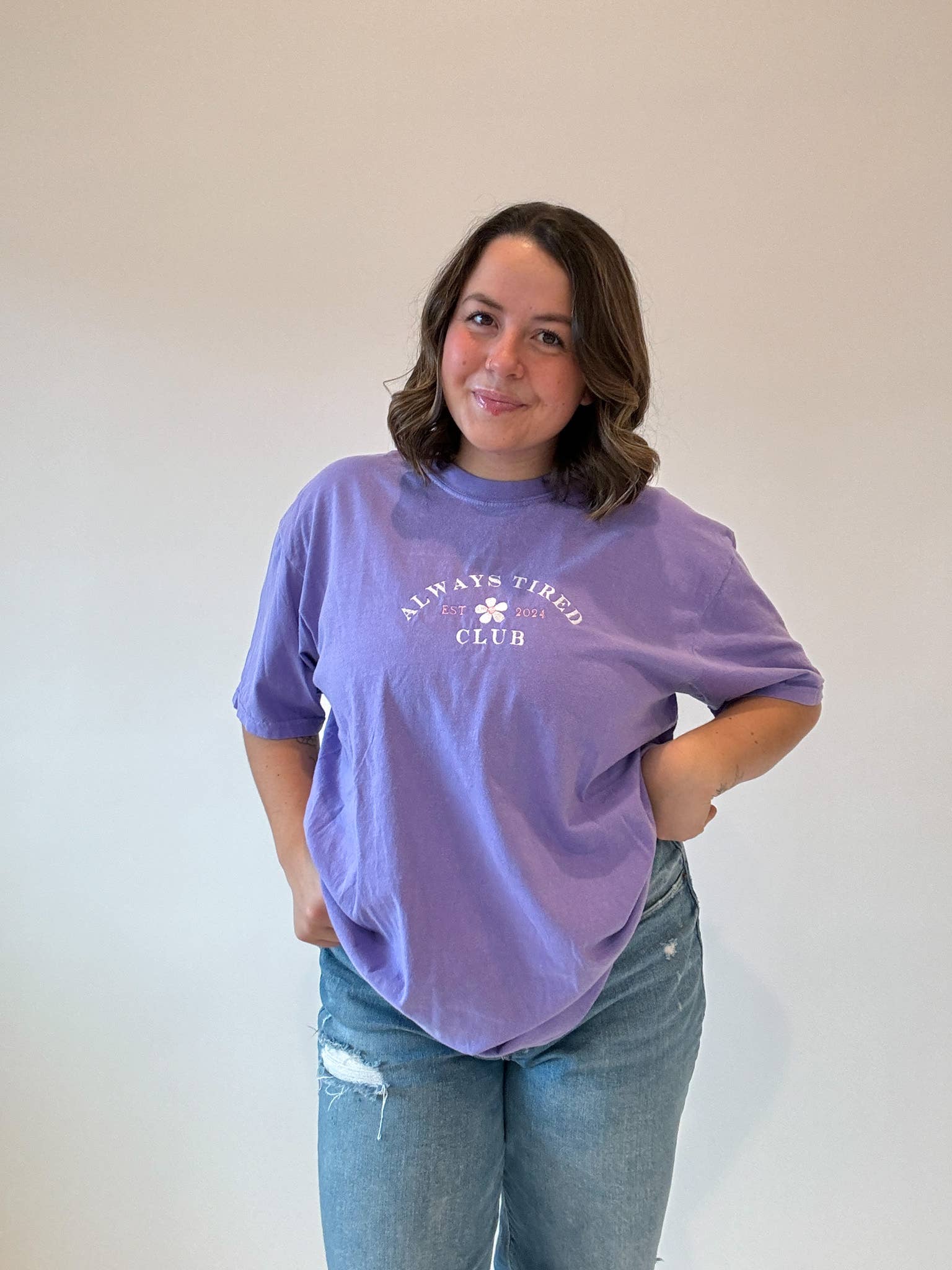 Brenna M & Co - Vente T-shirt – femme - T-shirt brodé "Toujours fatigué" Sensibilisation à la santé mentale1