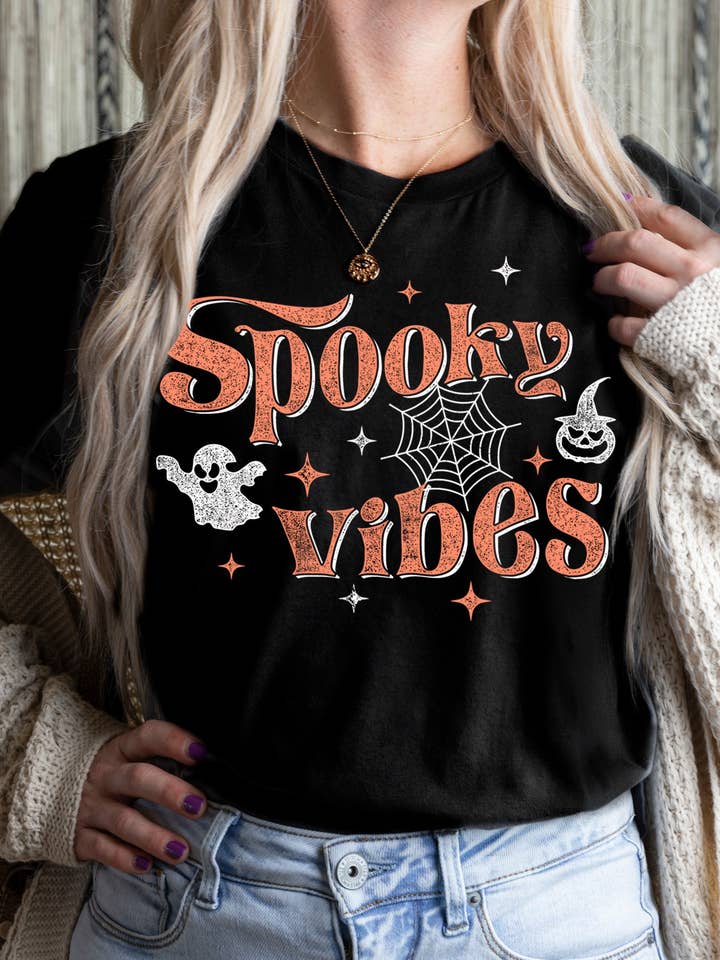 1130T - Spooky Vibes coupe décontractée pour la vente par BouTeeQue Closet