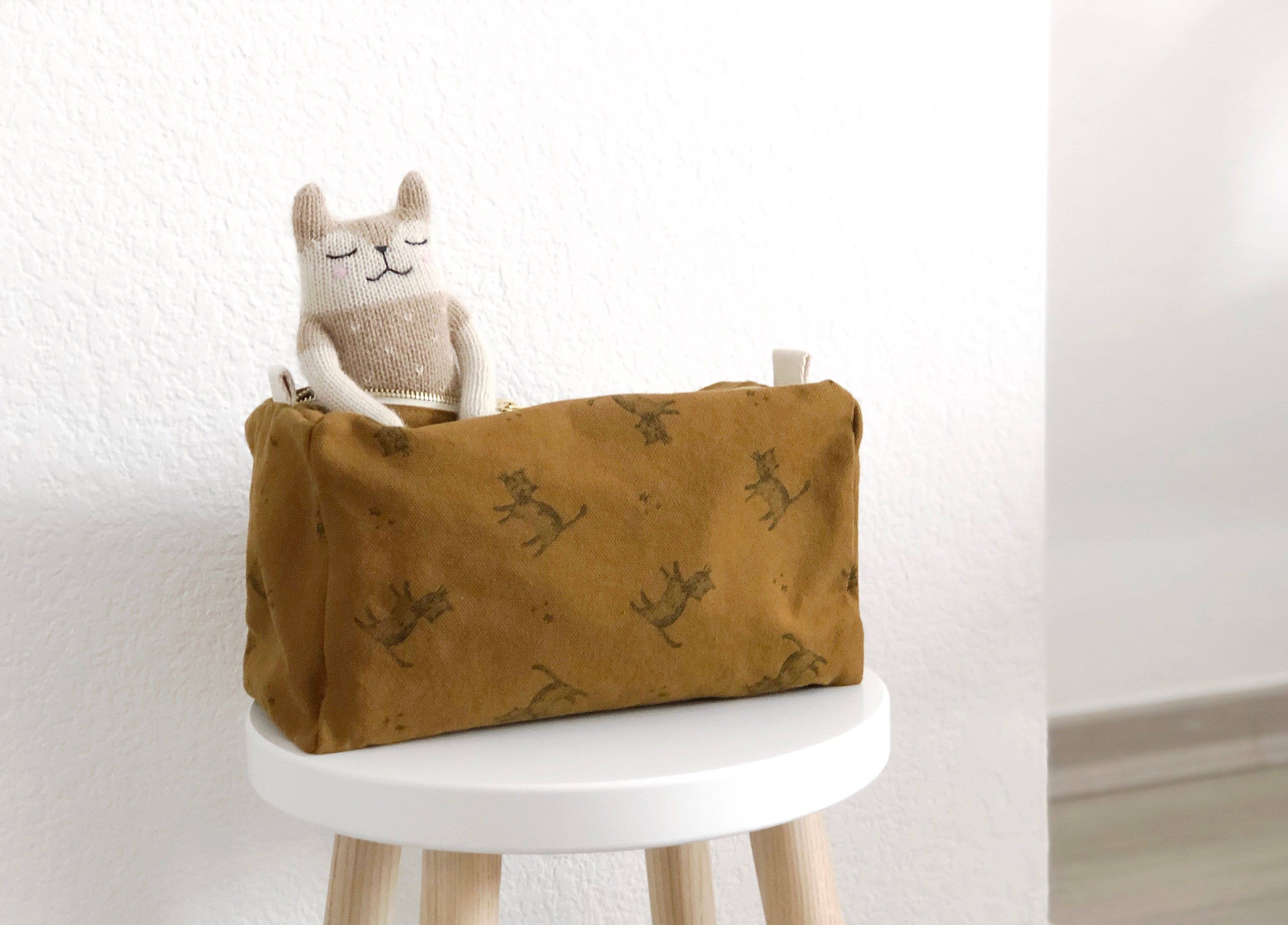 KID TOILETRY BAG VIC CAT CUMIN for wholesale on Faire1