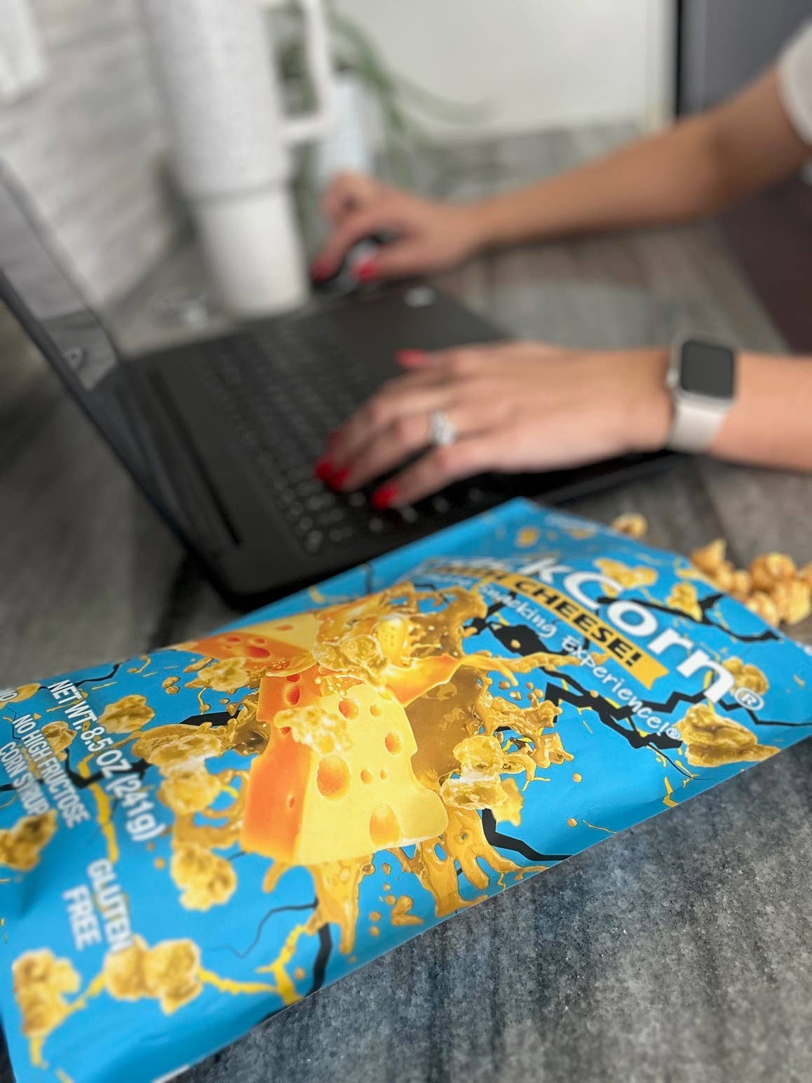 KrackCorn - Venta al por mayor Palomitas de maíz - ¡KrackCorn Palomitas de Maíz con Queso! 8.5oz - caja de 6 unidades3